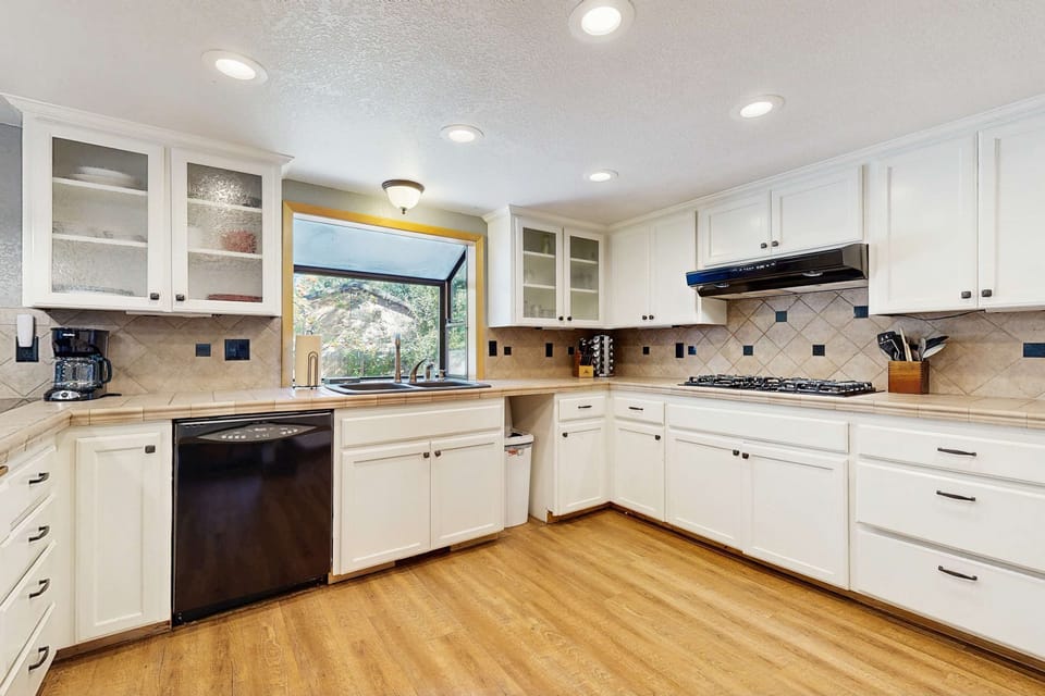 Main level: Spacious kitchen 