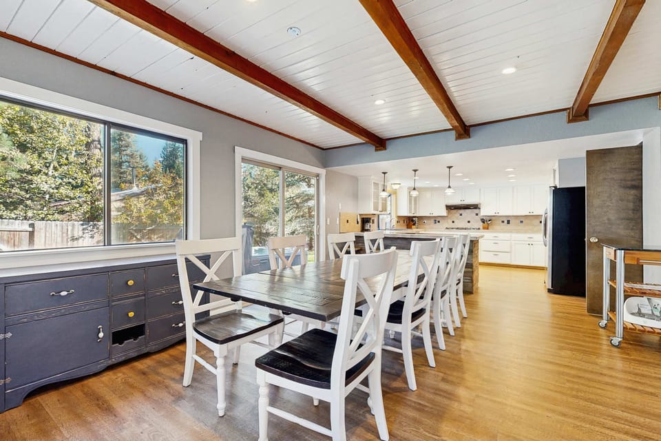 Main level: dining for 8