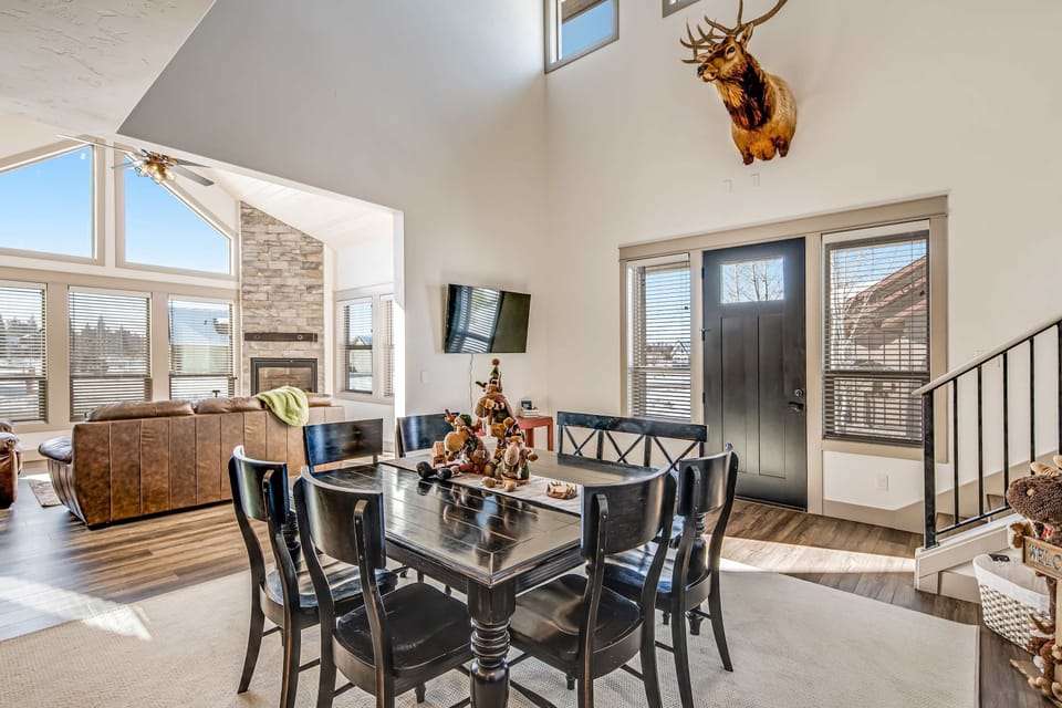 Dining area, living room beyond