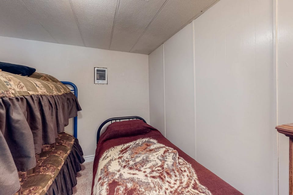 Bunk room with 3 twin beds