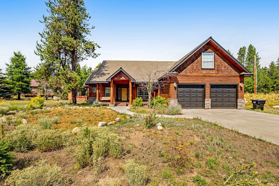 Home Exterior, Garage and Driveway Parking