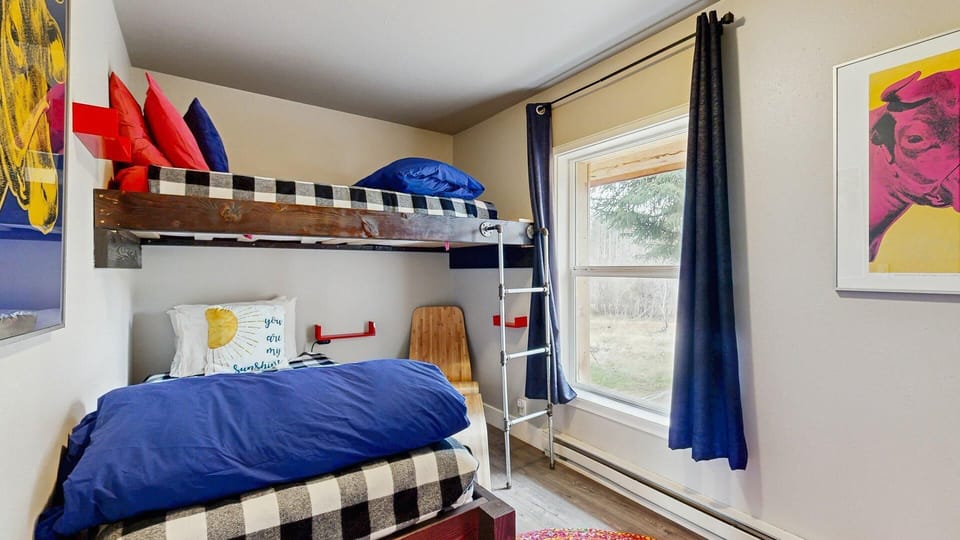 Main level bedroom (2 twin bunk beds)
