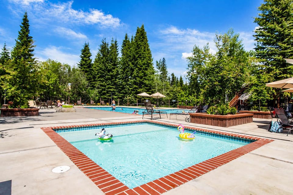 Spring Mountain Ranch Amenities - Pools