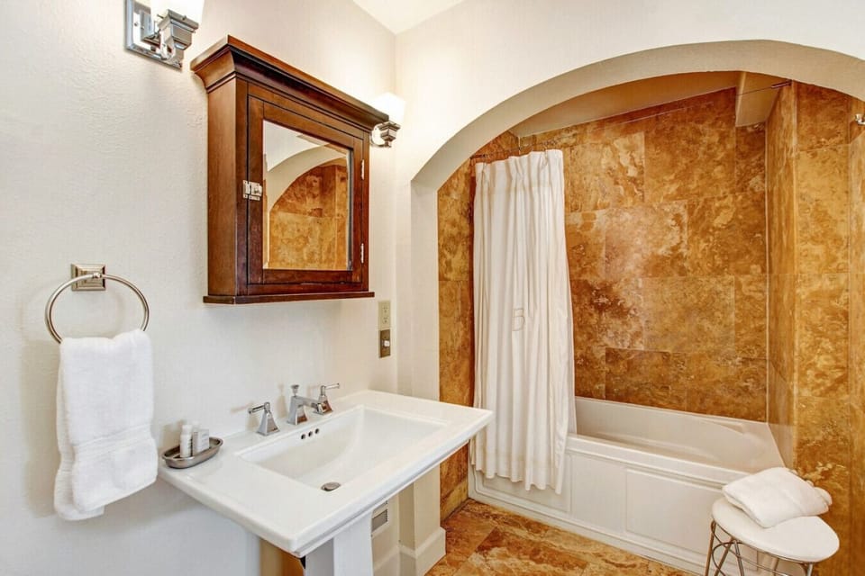 Bella @ Bungalow 313 Sonoma Vacation Rental- Bathroom