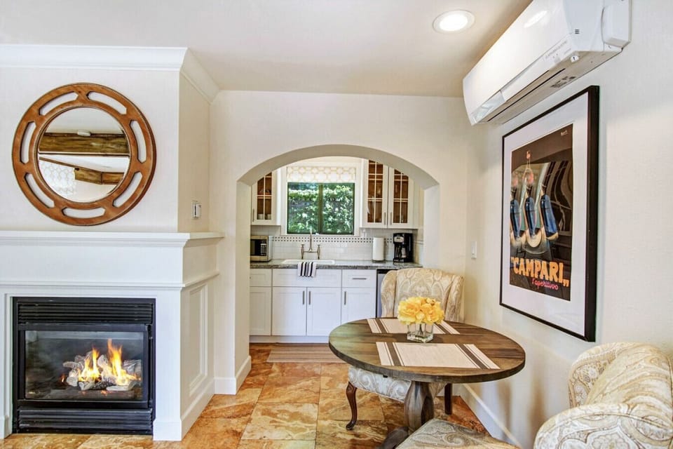 Bella @ Bungalow 313 Sonoma Vacation Rental- Kitcheonette