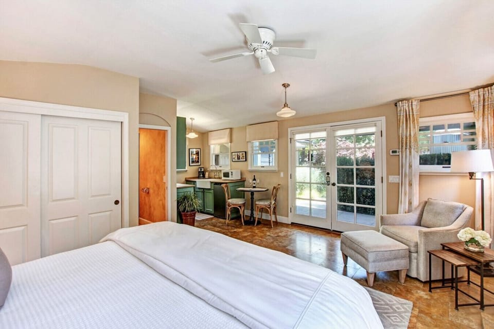 Luna @ Bungalow 313 Sonoma Vacation Rental  - Galley Kitchen