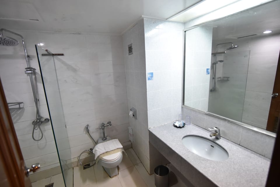 Combined shower/tub, free toiletries, hair dryer (on request), towels