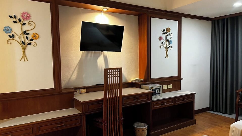 Deluxe Room | Minibar, in-room safe, desk, rollaway beds (surcharge)