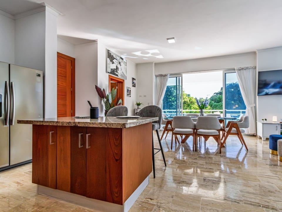 Full-size fridge, oven, stovetop, dishwasher