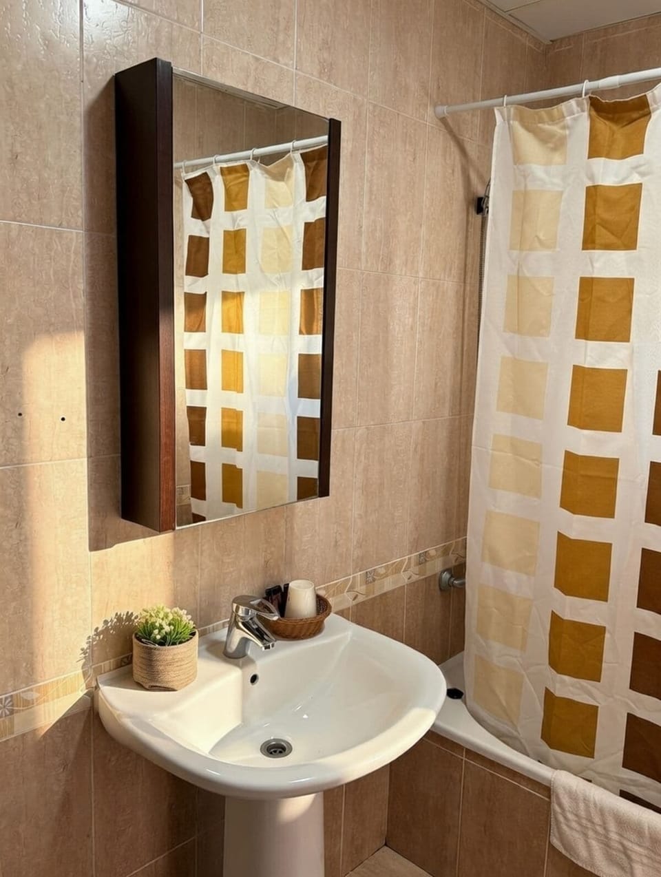 Basic Double Room | Bathroom | Bathtub, hair dryer, bidet, towels