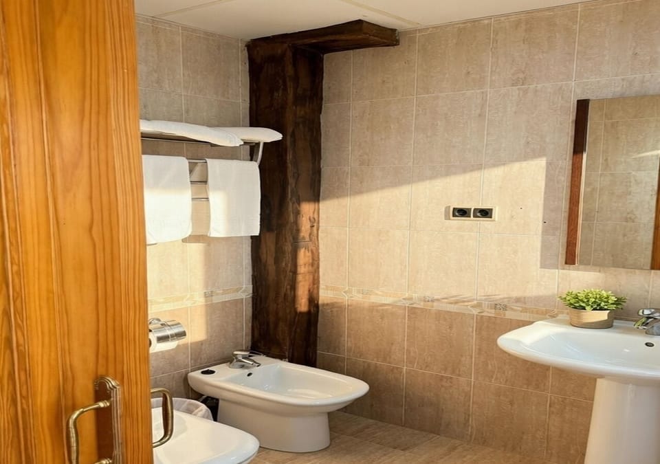 Basic Triple Room, Courtyard View | Bathroom | Bathtub, hair dryer, bidet, towels
