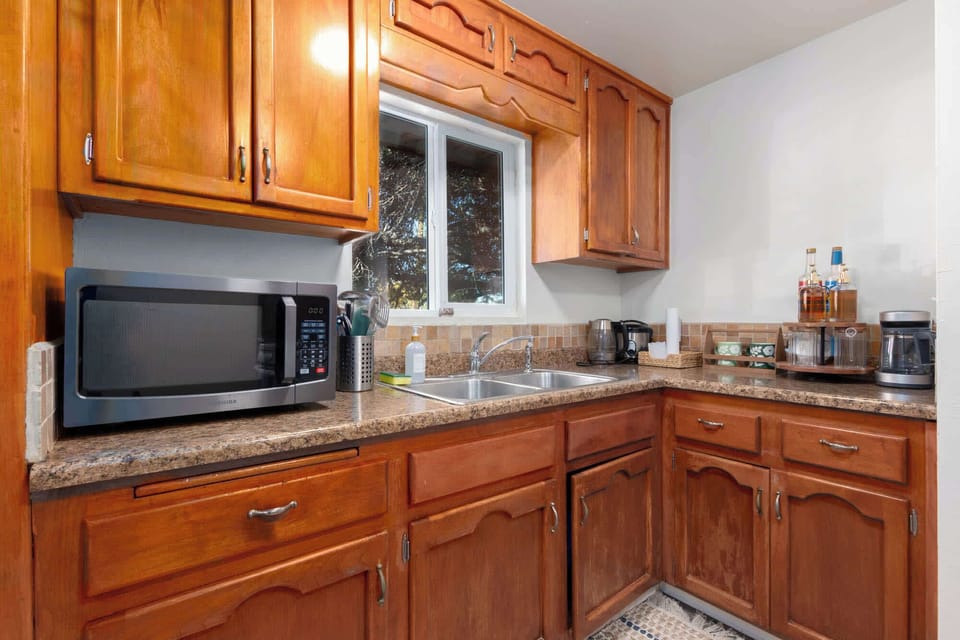 Fully equipped kitchen with wood cabinetry.