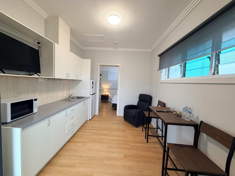 Deluxe Twin Room | Desk, laptop workspace, WiFi (free), bed sheets
