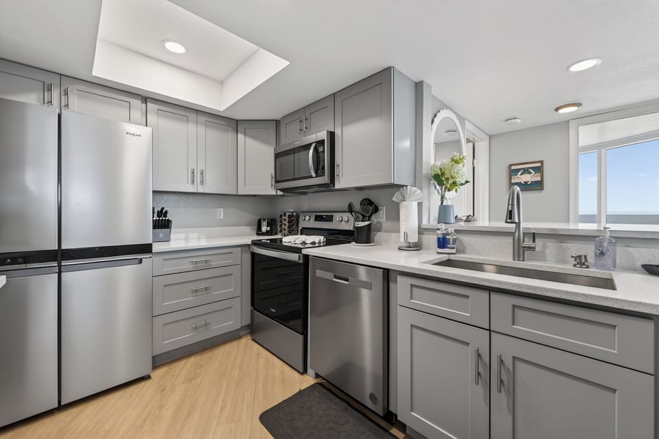 Full sized updated kitchen with stainless steel applianced