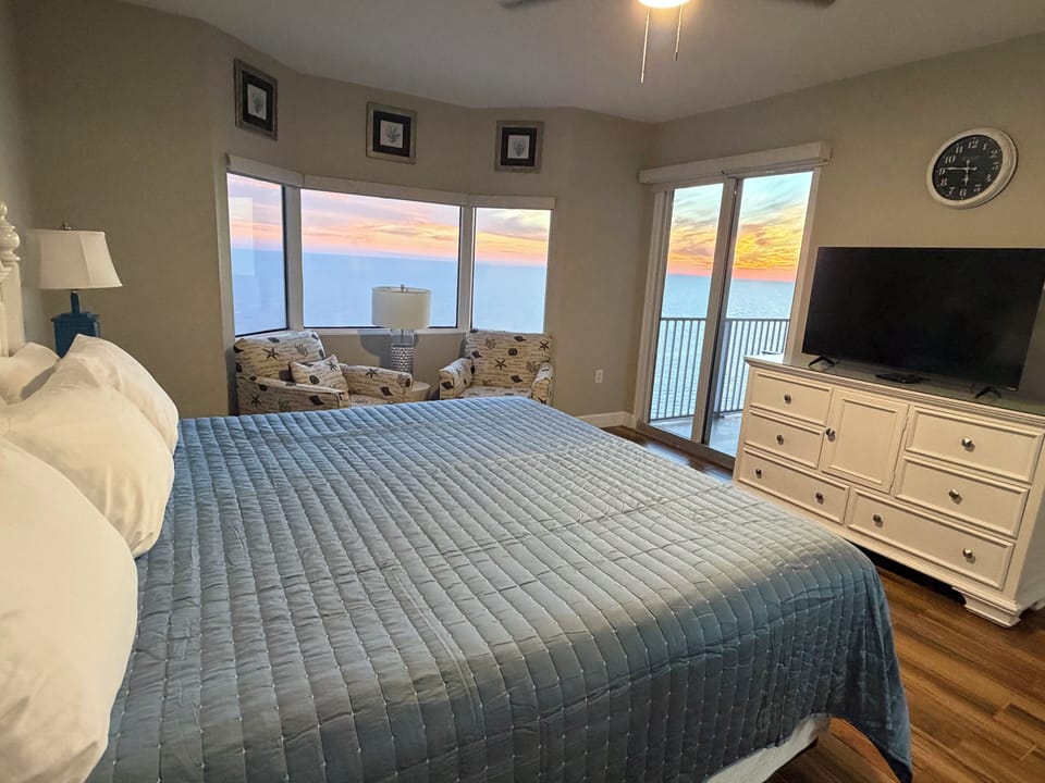 Primary bedroom ( King bed) 55 inch smart tv , gulf front w/ balcony access 