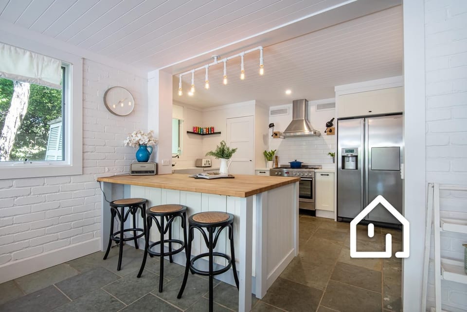 Very well-equipped kitchen with Aldi coffee machine, breakfast bar for three
