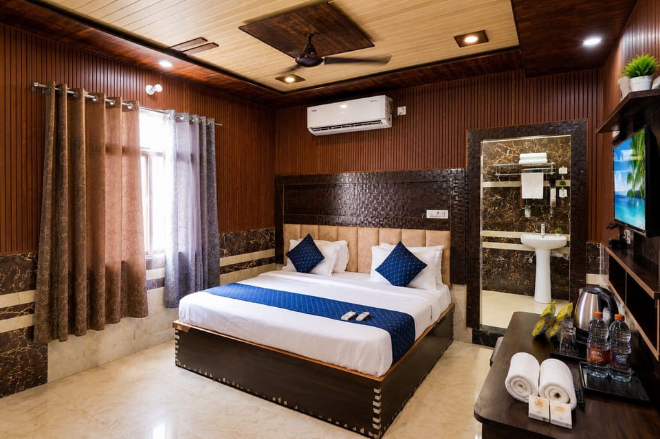 Deluxe Double Room | Laptop workspace, iron/ironing board, free WiFi