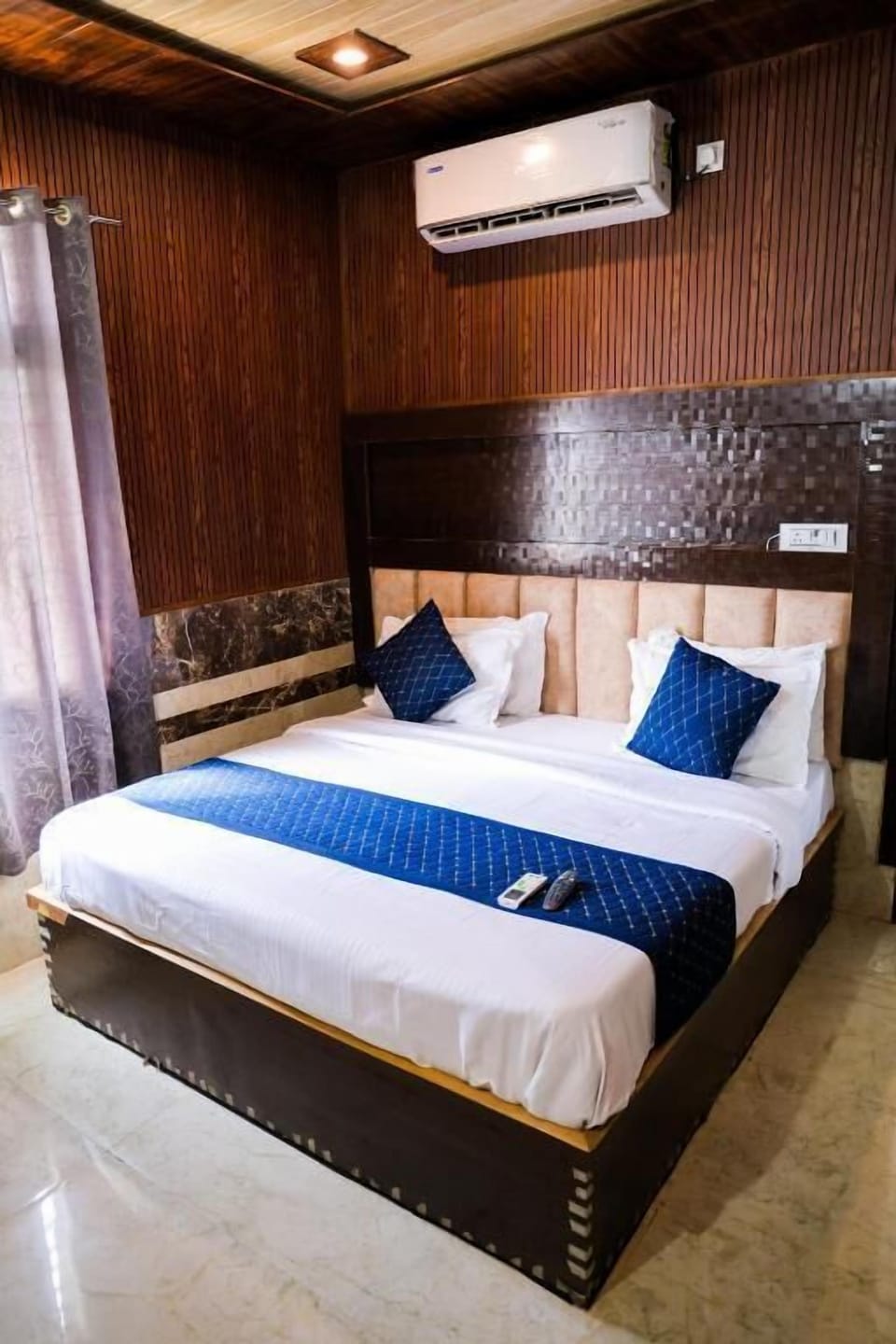 Deluxe Double Room | Laptop workspace, iron/ironing board, free WiFi