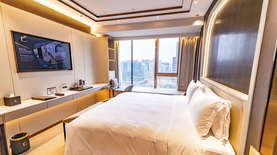 Horizon Grand King bed Room | Minibar, desk, WiFi (free)