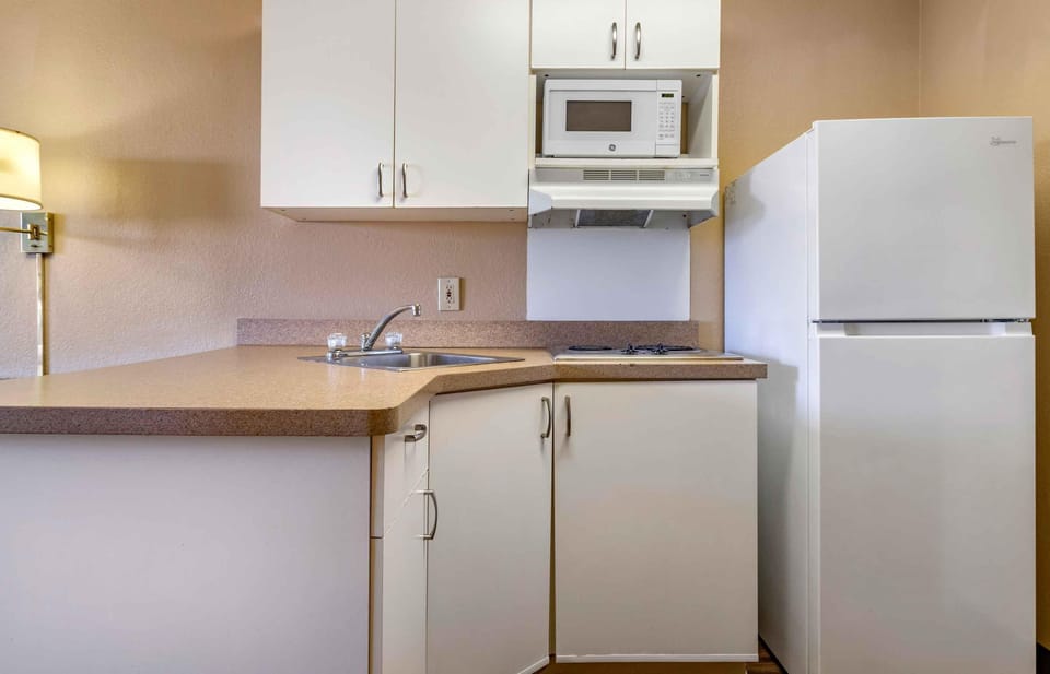 Full-size fridge, microwave, stovetop, coffee/tea maker