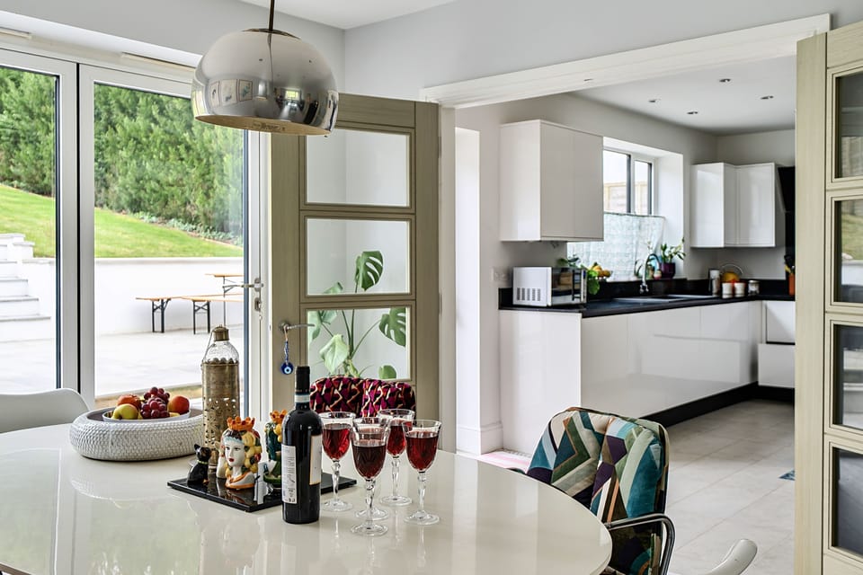 Trelea, Uploders: The kitchen sits just off the dining area