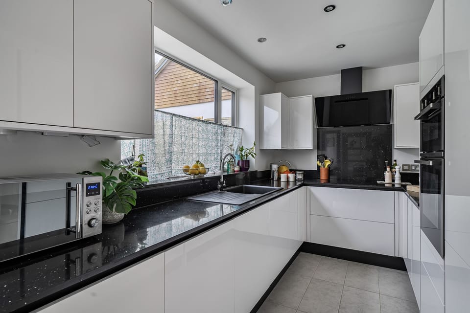 Trelea, Uploders: The well-equipped kitchen includes everything needed for meal preparation
