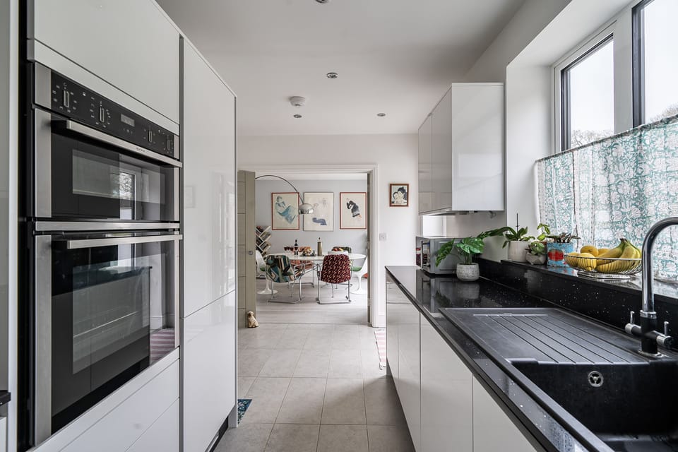 Trelea, Uploders: Double ovens, an electric hob and microwave ensure that cooking meals is easy