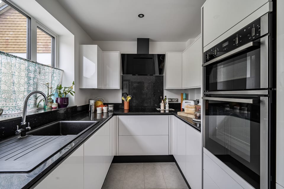 Trelea, Uploders: The contemporary kitchen with plenty of counter space and storage
