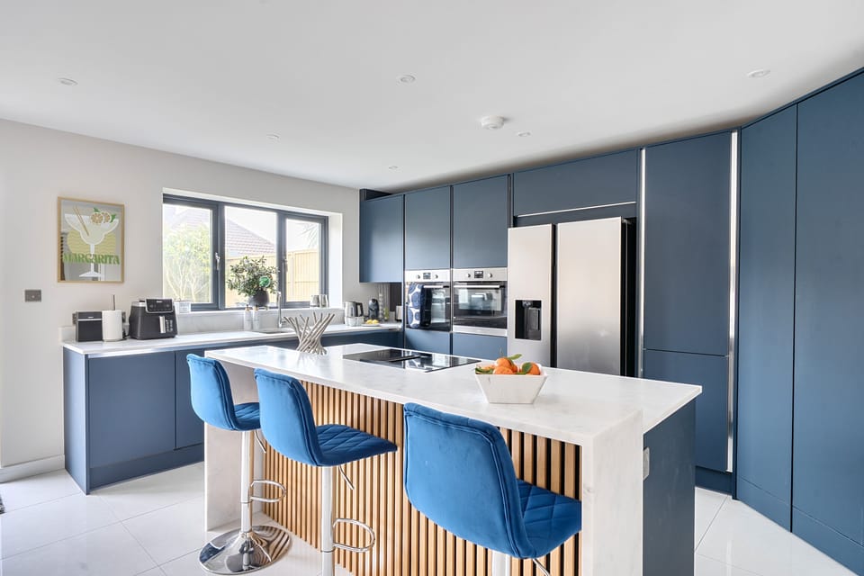 Casa Honeybourne, Southbourne: The fabulous kitchen with its central island