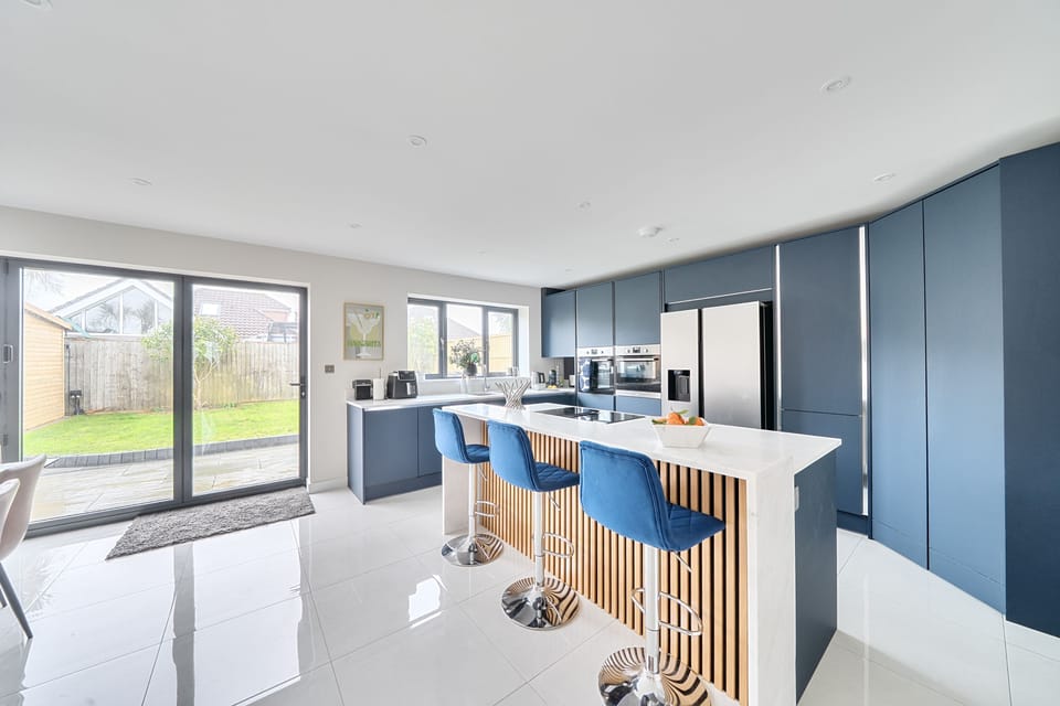 Casa Honeybourne, Southbourne: Bi-folding doors lead out to the enclosed garden