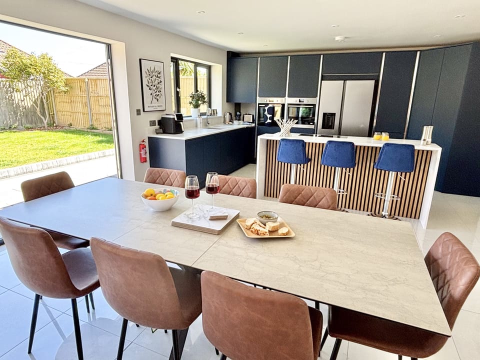 Casa Honeybourne, Southbourne: Take meals and snacks in the dining area or at the breakfast bar