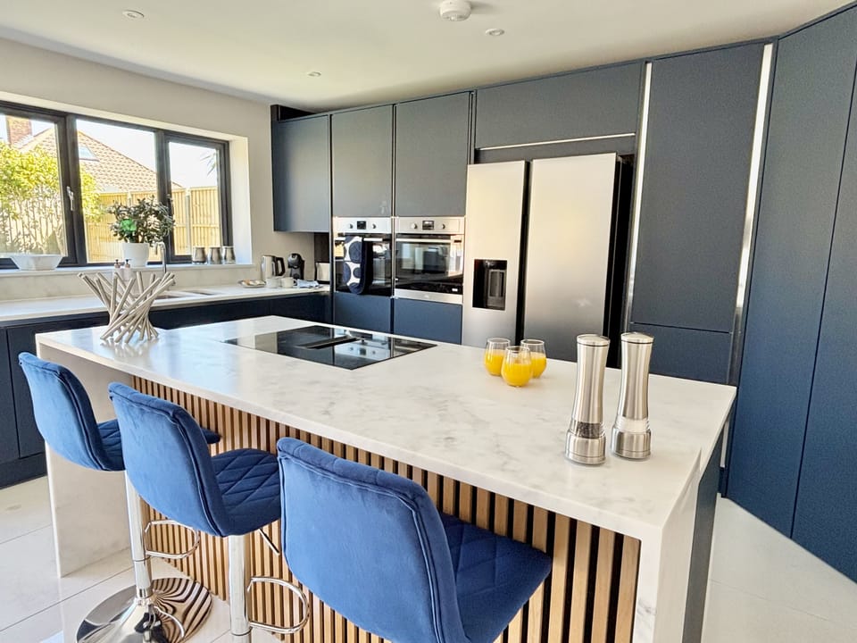 Casa Honeybourne, Southbourne: The fabulous kitchen with its central island