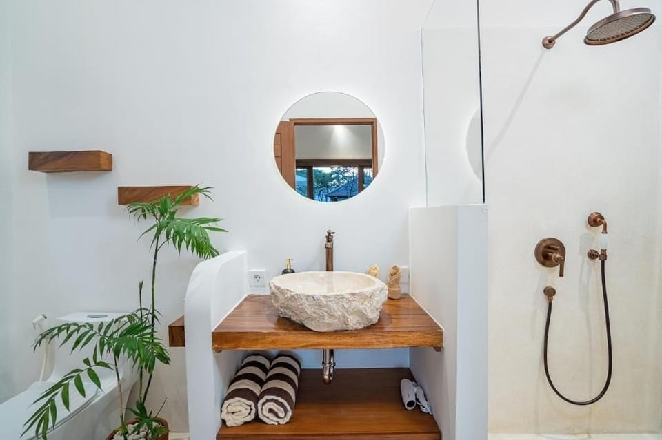Deluxe Bungalow, Pool View | Bathroom