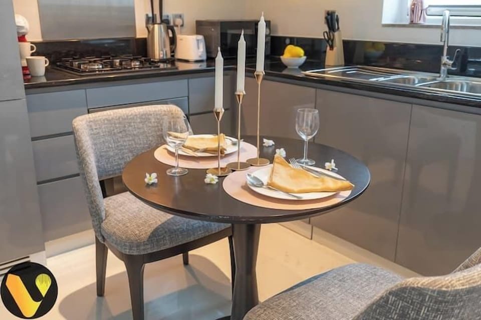 Luxury Studio, Balcony, City View | In-room dining