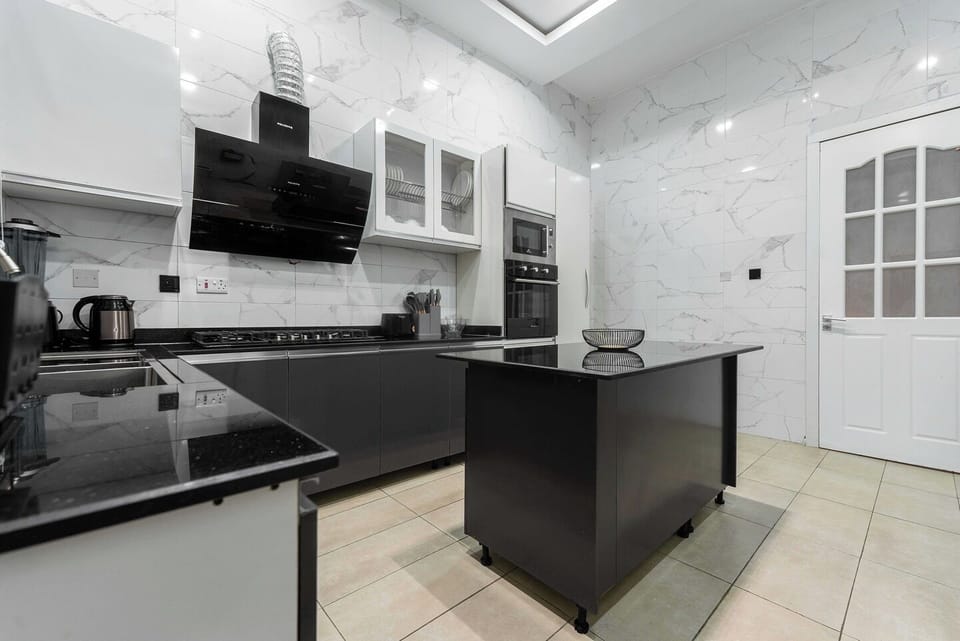 Family Apartment, Balcony, City View | Private kitchen | Fridge, microwave, oven, stovetop