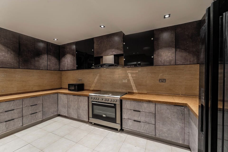 Family Apartment, Balcony, City View | Private kitchen | Fridge, microwave, oven, stovetop