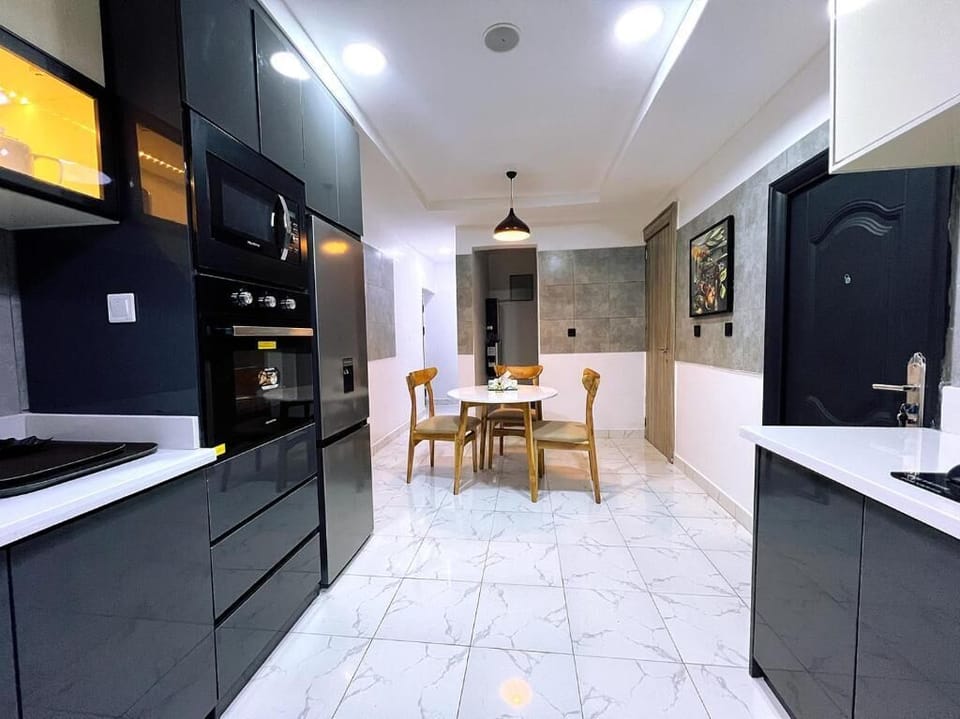Deluxe Apartment, Balcony, City View | Private kitchen | Fridge, microwave, oven, stovetop