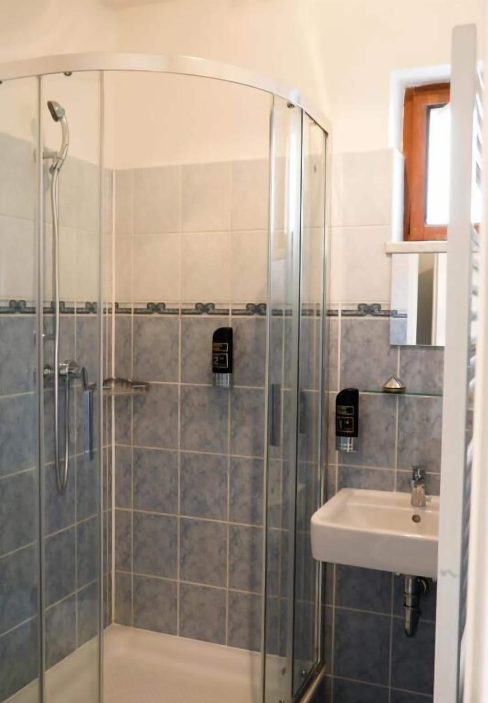 Classic Double Room | Bathroom | Shower, free toiletries, towels, soap