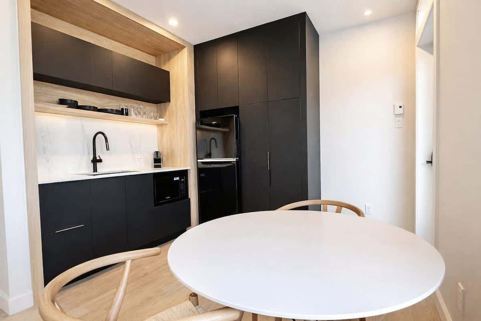 De votre expresso matinal à un dîner gastronomique, cette cuisine équipée et ce coin repas lumineux n'attendent que vous. Un espace moderne et chaleureux pour partager vos repas comme à la maison.
