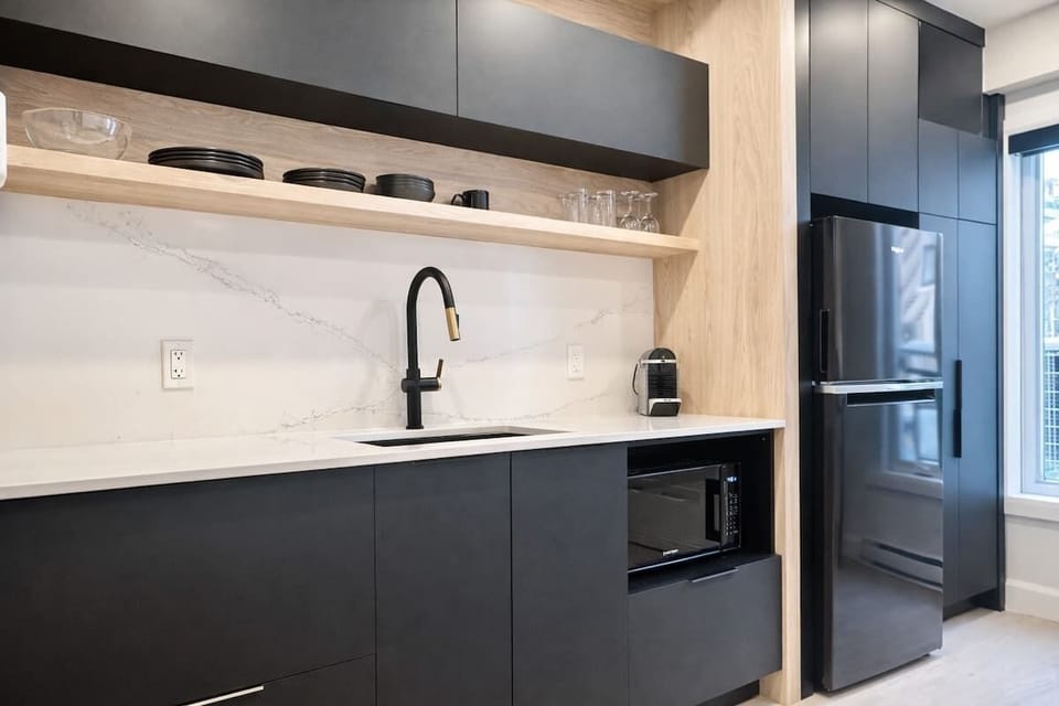 Bienvenue au cœur de votre nouveau chez-vous. Que ce soit pour préparer votre café du matin ou cuisiner un dîner gastronomique, cet espace tout équipé n’attend que vous. Installez-vous confortablement et commencez à créer vos plus beaux souvenirs !