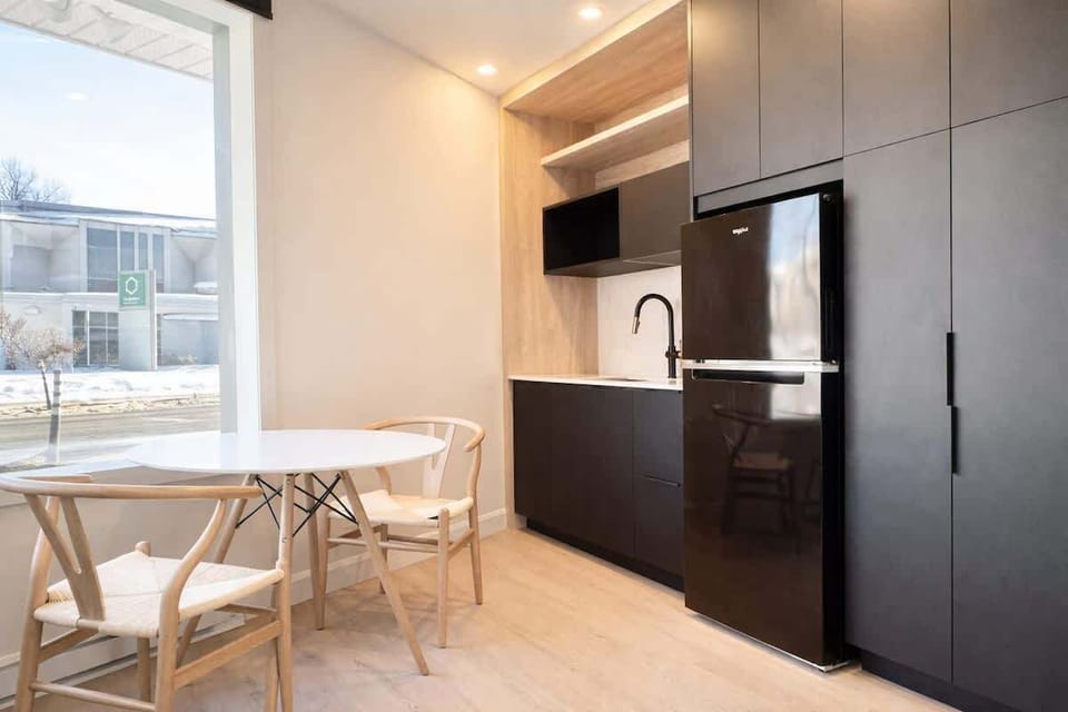 Une cuisine moderne équipée et un coin repas lumineux. Tout le nécessaire, du café matinal au dîner au calme.