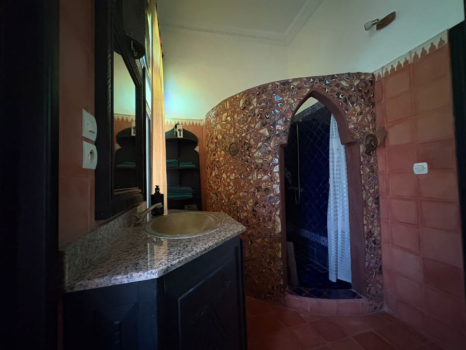 Deluxe Triple Room, City View | Bathroom