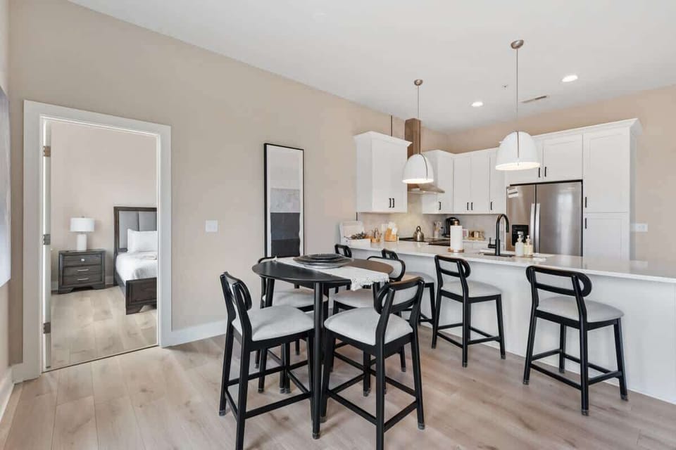 A welcoming space to enjoy breakfast, lunch, or dinner.