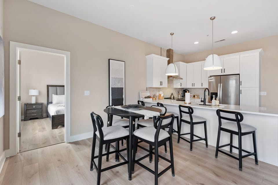 A welcoming space to enjoy breakfast, lunch, or dinner.