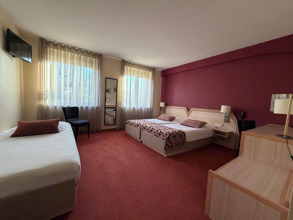 Comfort Triple Room, Mobility Accessible | Desk, free cribs/infant beds, free WiFi, bed sheets