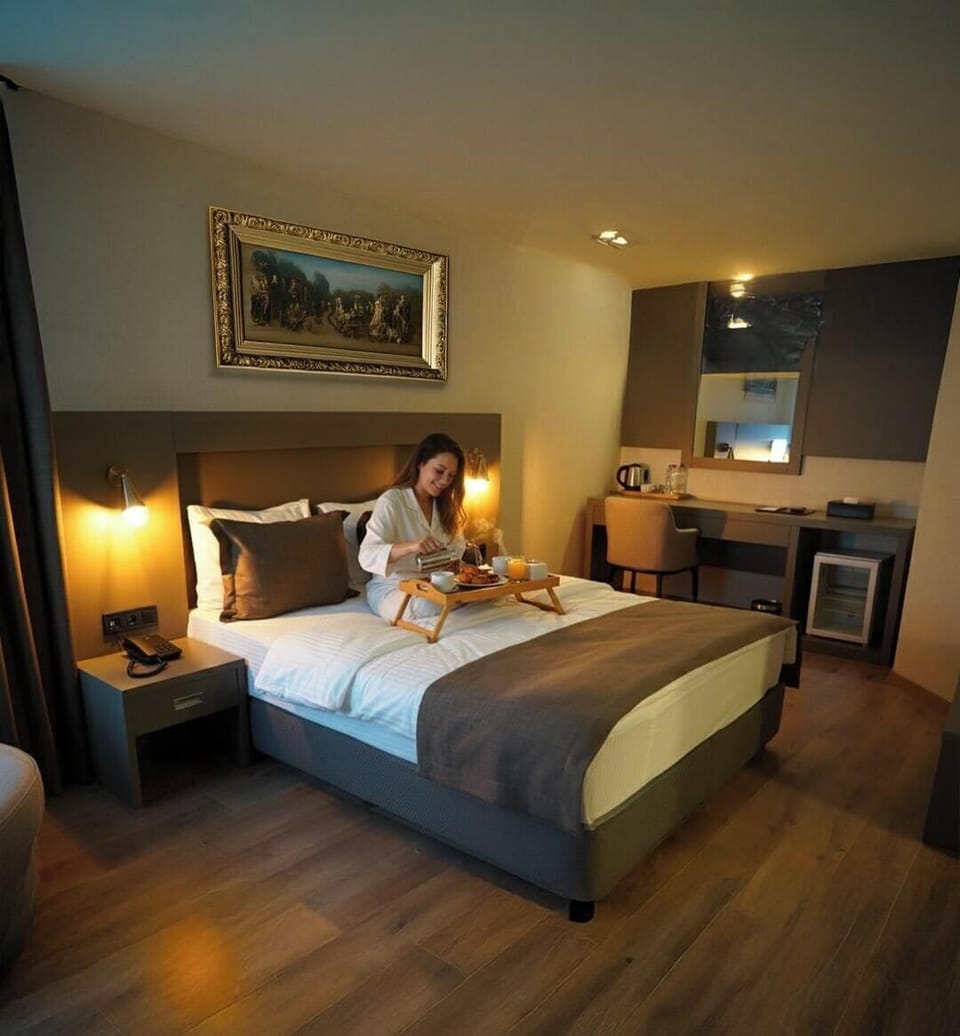 Desk, laptop workspace, free WiFi