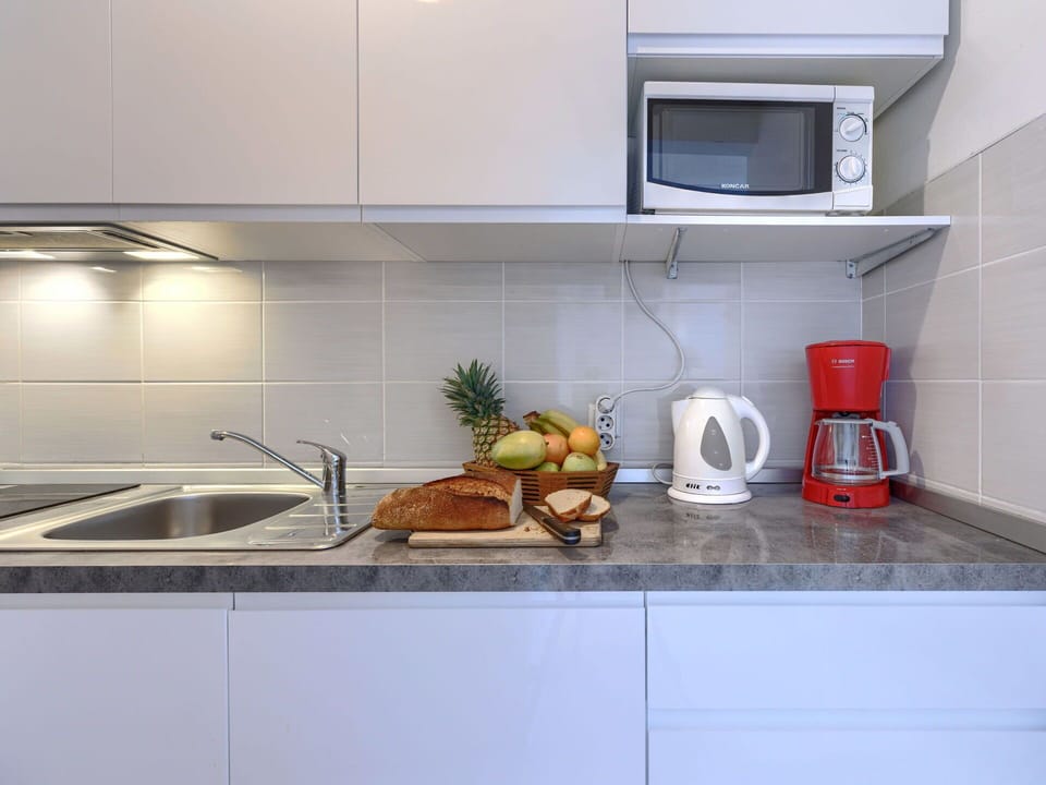 Kitchen Appliance, Kitchen, Countertop, Major Appliance, Cabinetry, Home Appliance, Interior Design, Kitchen Sink, Flooring, Small Appliance