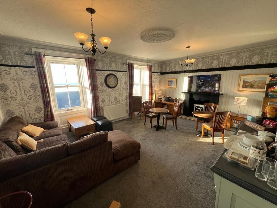 Family Suite, Courtyard View | Living area