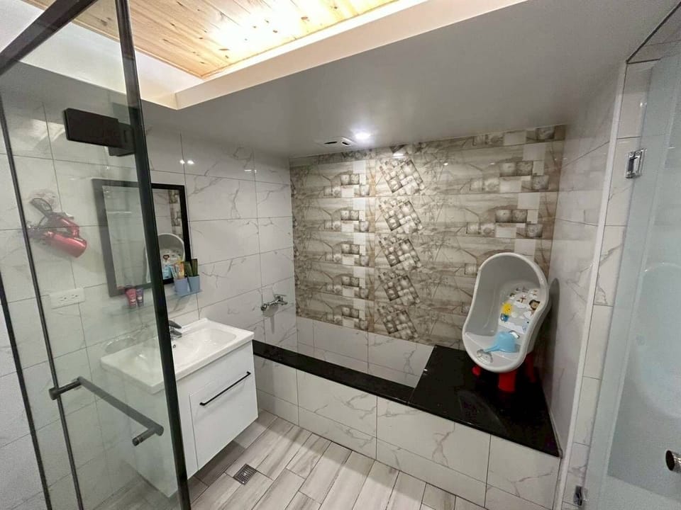 City Quadruple Room | Bathroom | Deep soaking tub, rainfall showerhead, hair dryer, towels