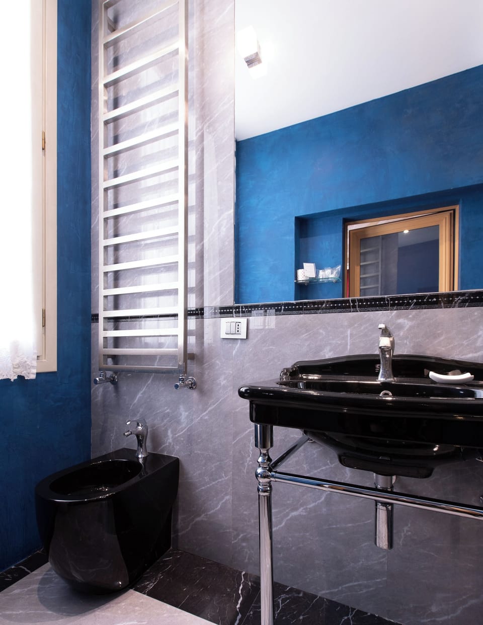 Junior Suite, Courtyard View | Bathroom | Shower, hair dryer, slippers, towels